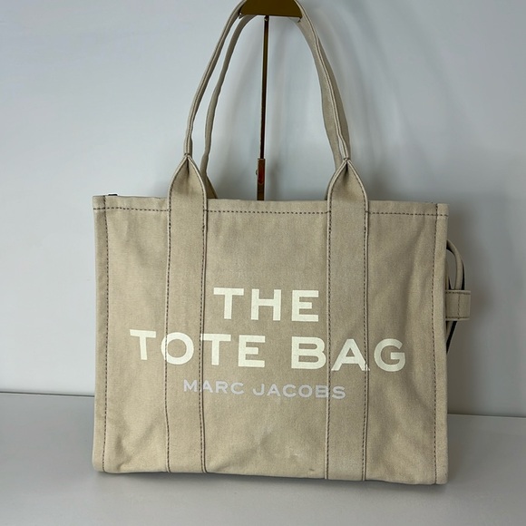 Marc Jacobs Handbags - Marc Jacobs The Tote Bag in Ivory - Like New